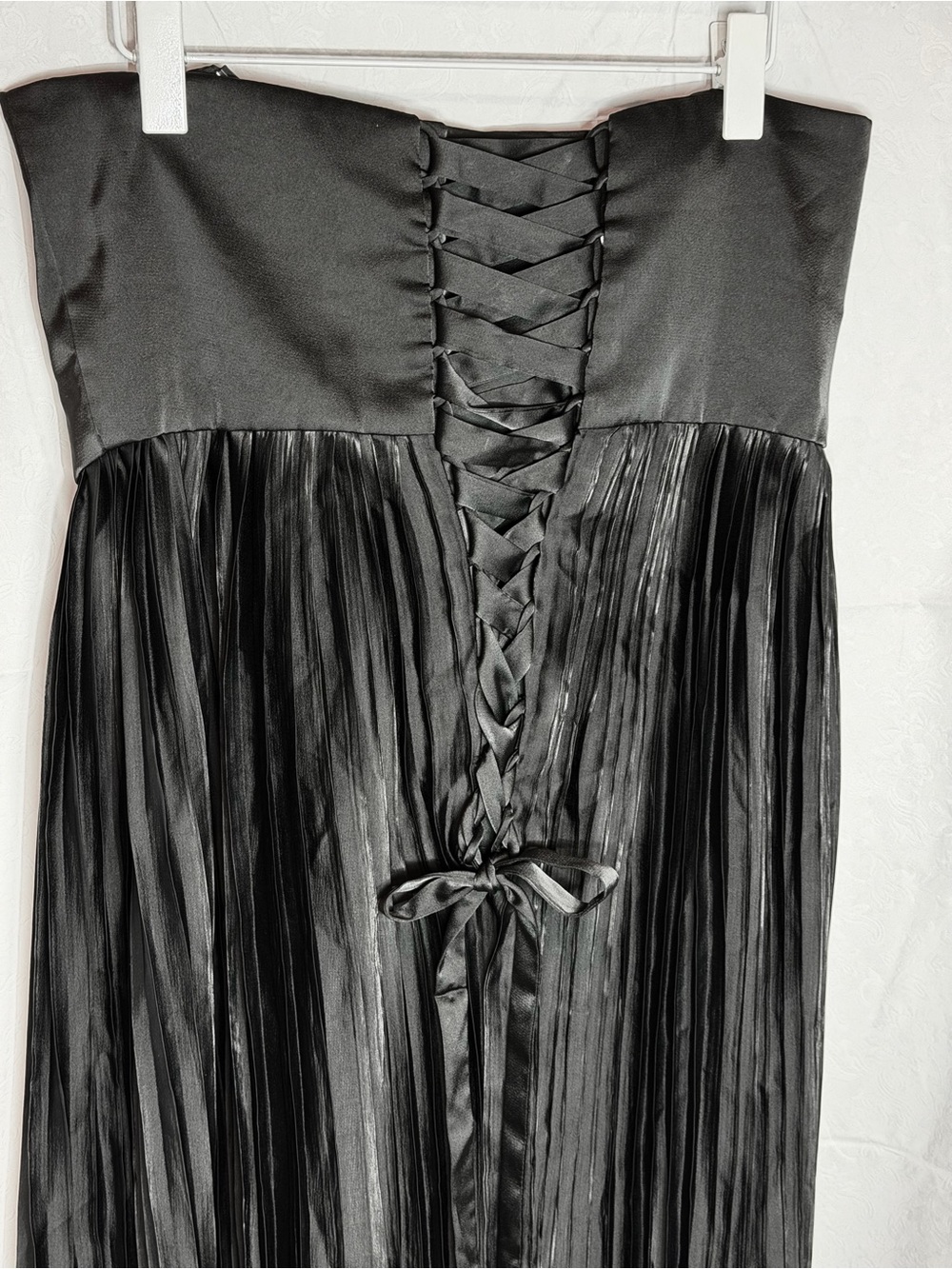 Beautiful Black Strapless Pleated Evening Dress - Picture 4 of 4
